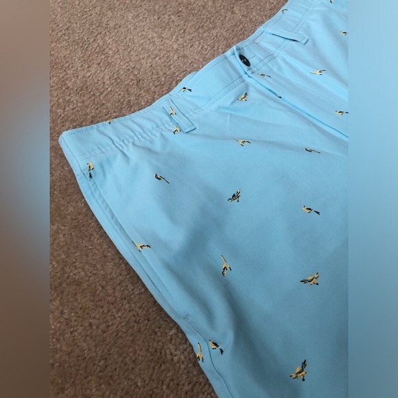 Under Armour Men’s 38 Golf Printed Storm Shorts in Light Blue w/Yellow Birds - Picture 3 of 14